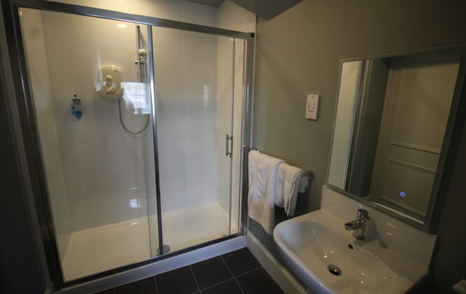 Picture of Royal Hotel Elgin Bathroom
