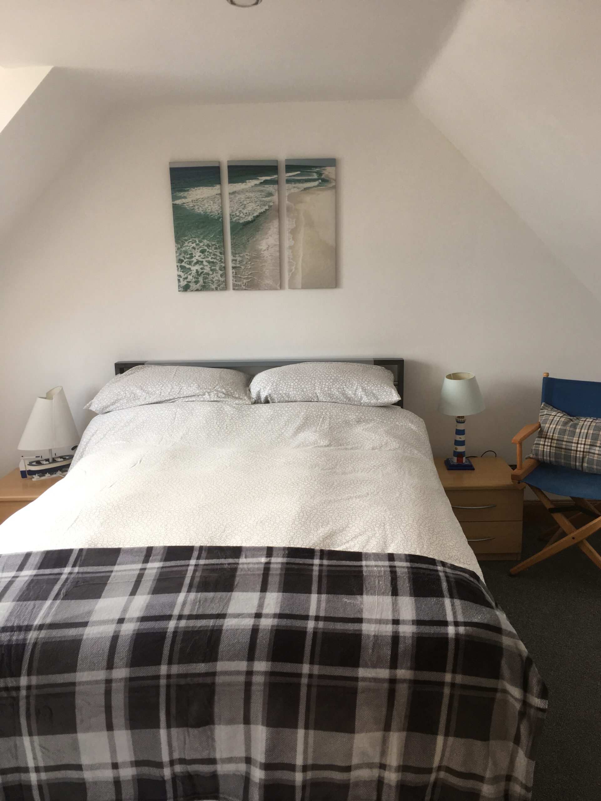 A double bed in Beach House FIndochty