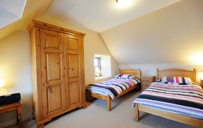 Sea Breeze Cottage Bedroom with two single beds