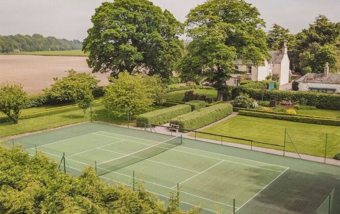 Picture of tennis court at Dipple House