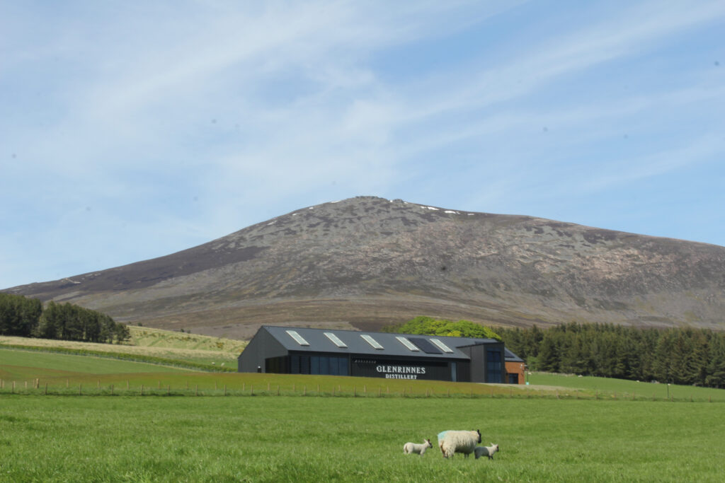 Picture of Glen Rinnes Distillery from a distance